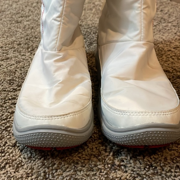 Crocs Lady’s Winter Boots. - Picture 7 of 9